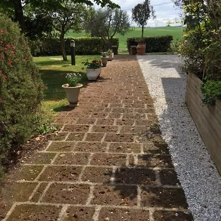 Tenuta La Lupa מלון 3*