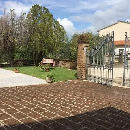 מלון Tenuta La Lupa 3*