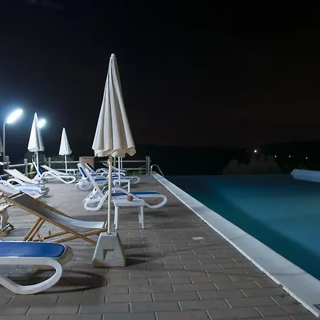 Tenuta La Lupa מלון 3*